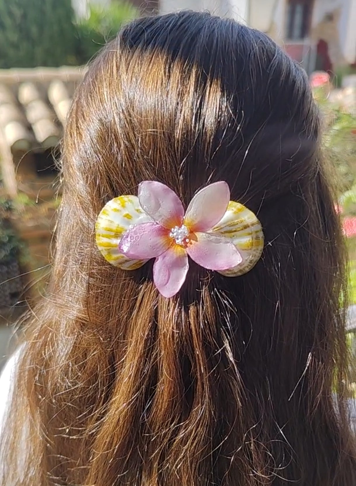 Clip de Pelo Artesanal con Flor de Plumeria y Conchas Naturales. Accesorio Tropical, Boda en la Playa, Estilo Boho Verano