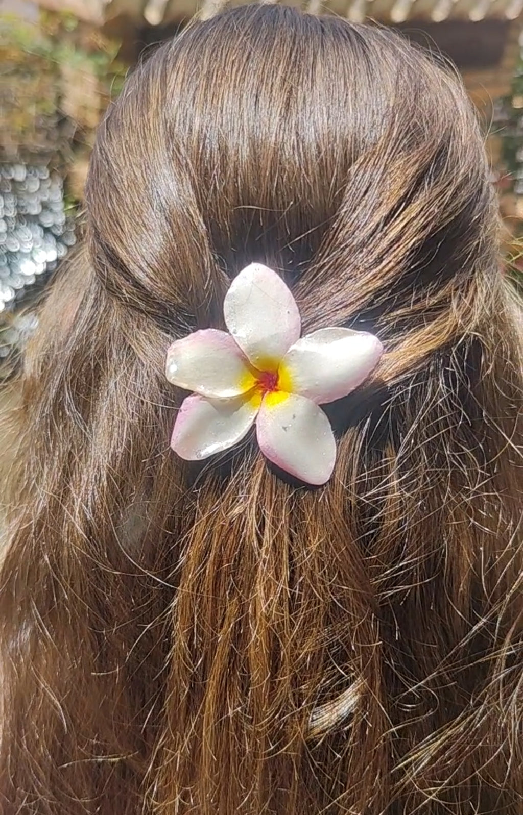 Clip de pelo de flor de mayo o plumeria en resina