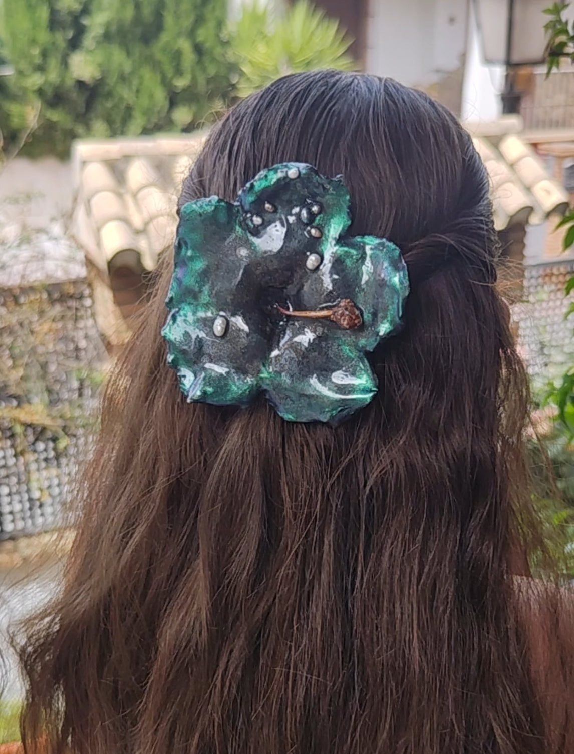 Pasador de pelo artesanal con flor real de hibisco.  Accesorio hecho a mano con perlas naturales de río. Flor preservada en resina UV. Pieza única y exclusiva