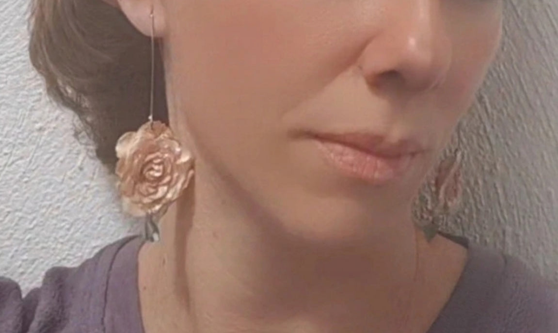 Pendientes de mini rosas reales resinadas