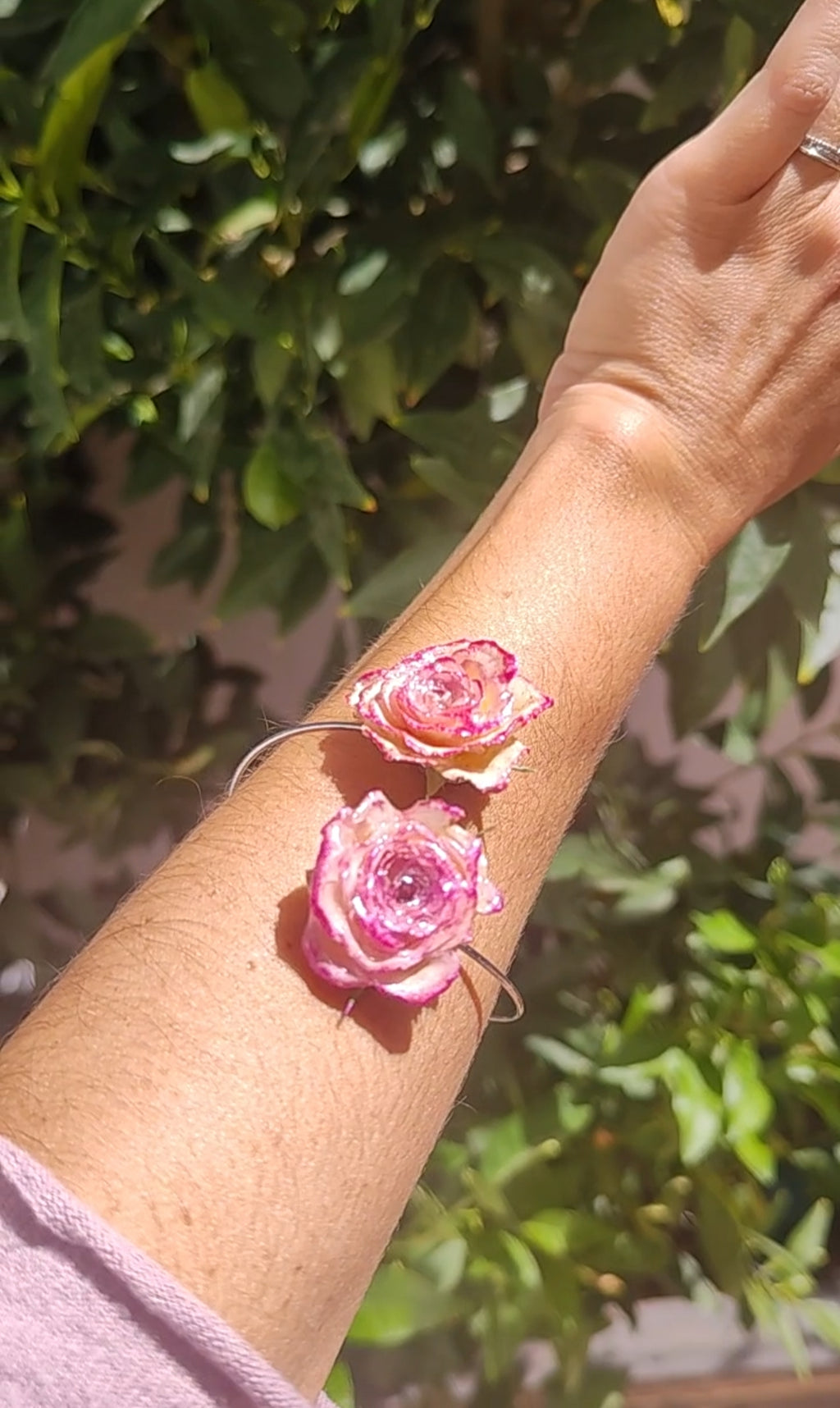 Pulsera de Rosas Reales. Brazalete de Acero Inoxidable con Rosas Preservadas en Resina, Joyería Artesanal, Regalo Romántico para Ella