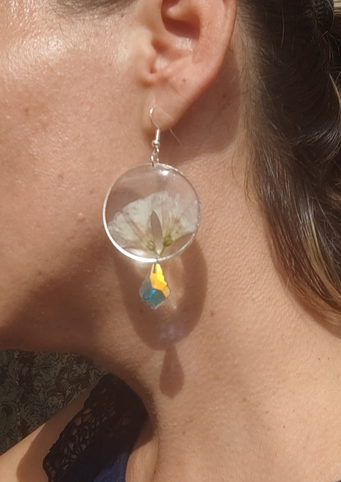 Pendientes con campanillas blancas salvajes en acero inoxidable y cristal facetado