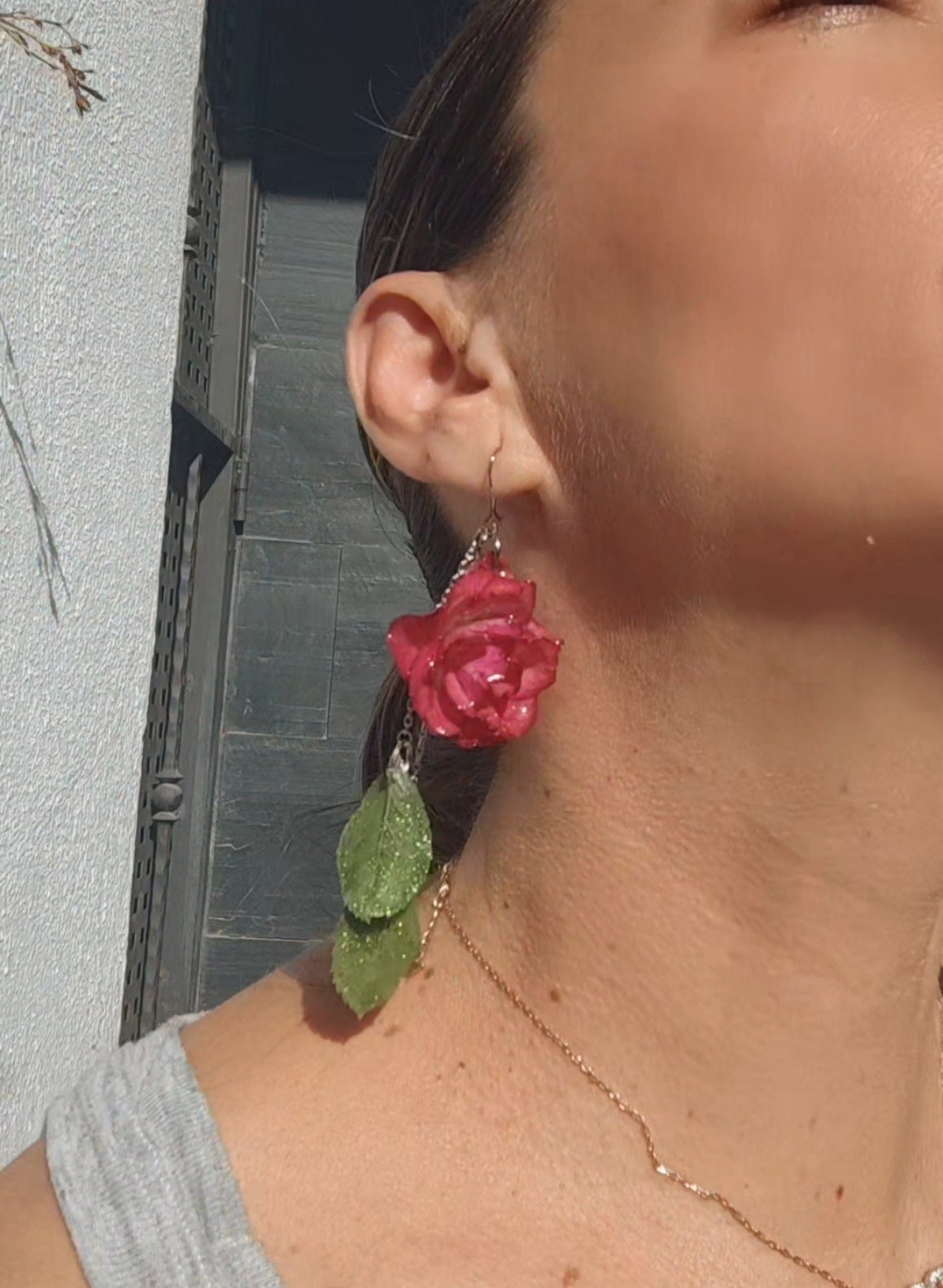 Pendientes de hojas y rosas reales