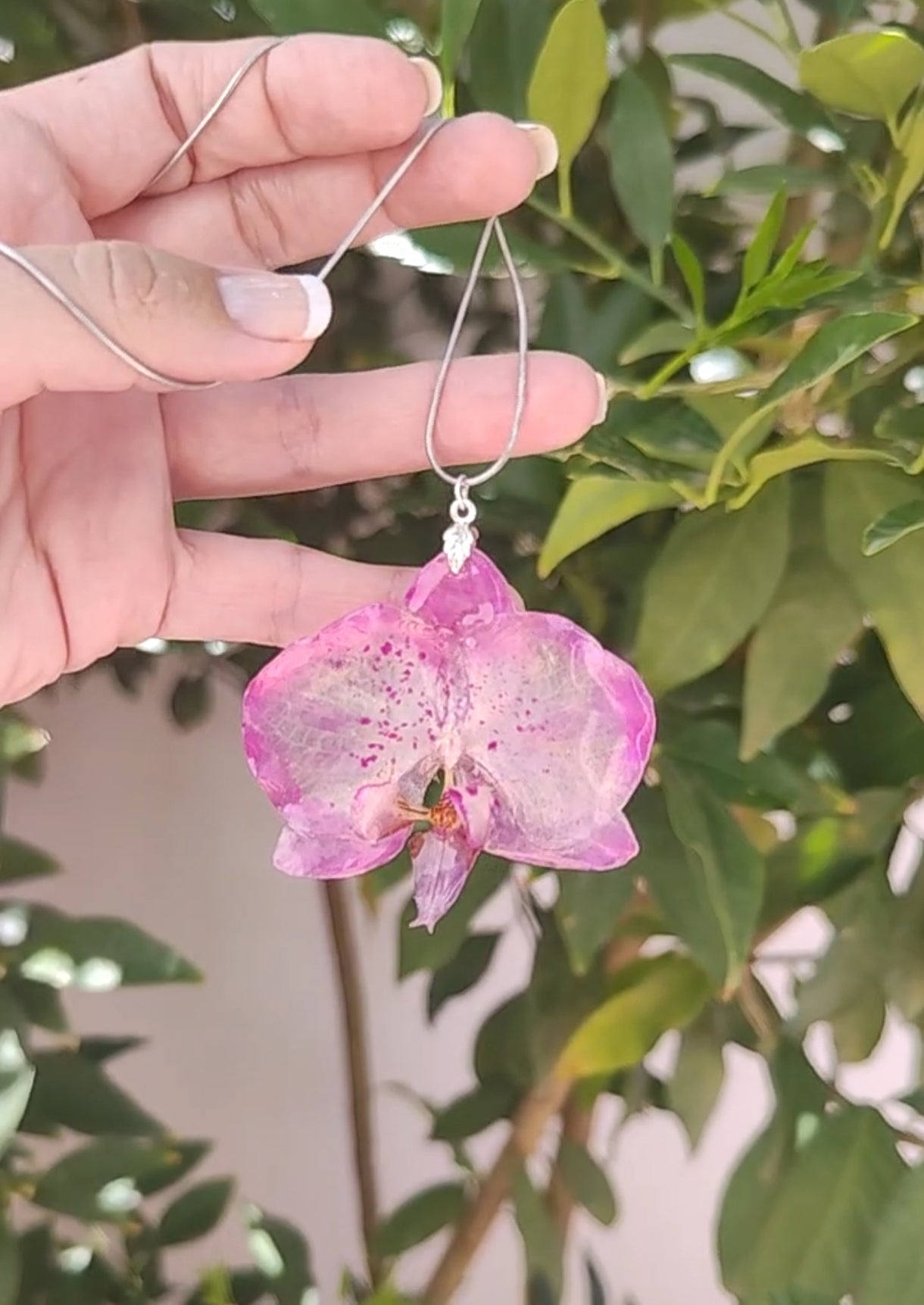 Collar con orquídea real resinada