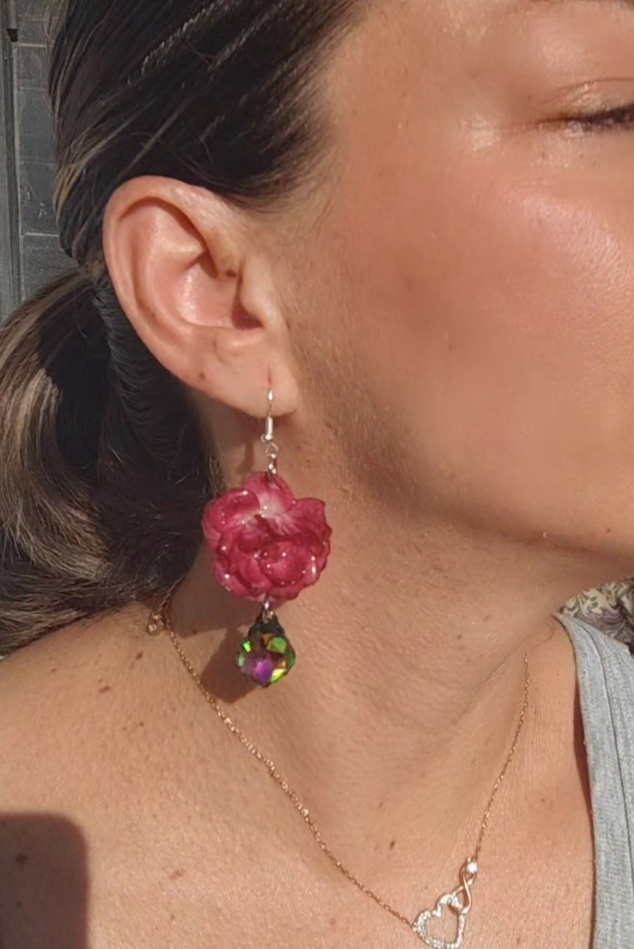 Pendientes artesanos de rosas reales resinadas