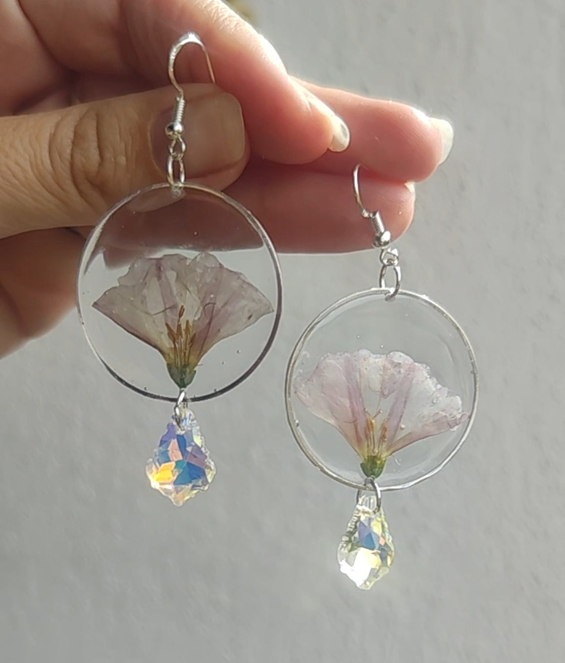 Pendientes con campanillas blancas salvajes prensadas  y cristal facetado