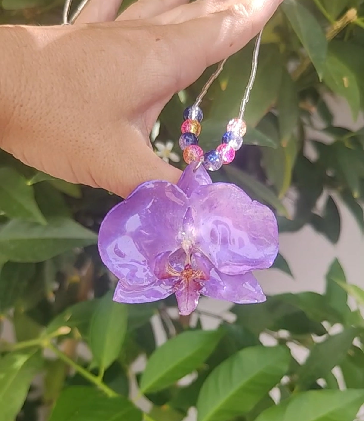 Collar con orquídea auténtica en resina