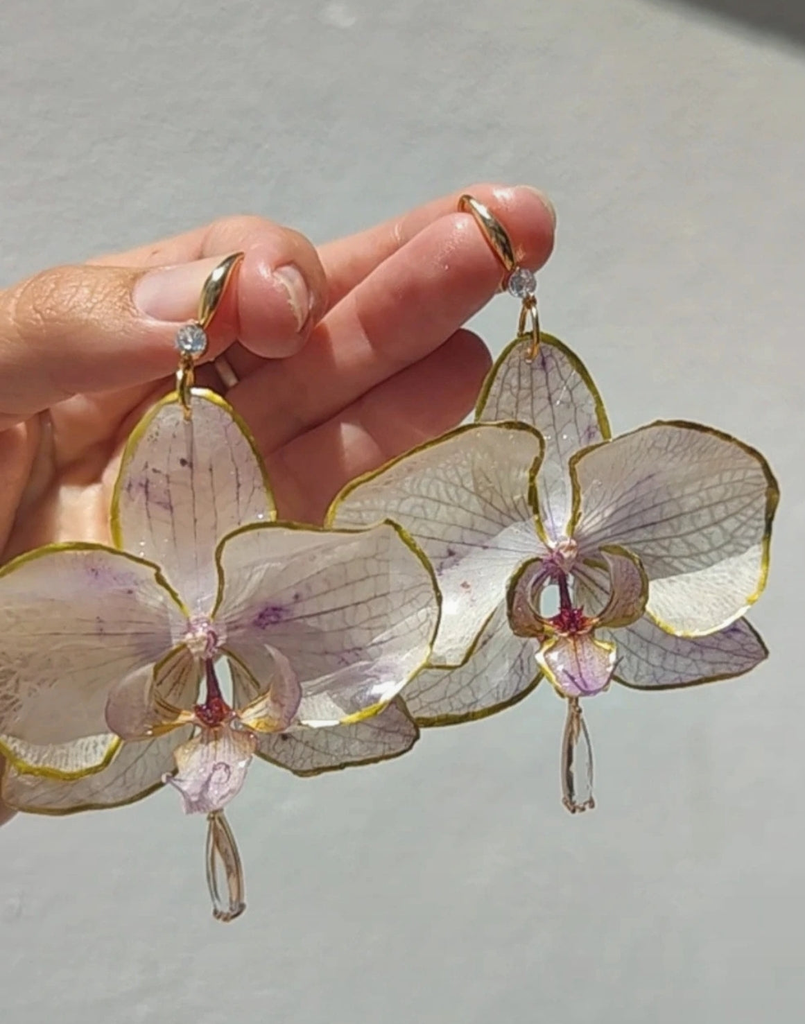 Pendientes de orquídeas auténticas • Baño en oro 18 k. Joyería floral hecha a mano • Aros con diseño botánico • Pendientes naturales • Regalo floral excepcional • Joyería cottagecore
