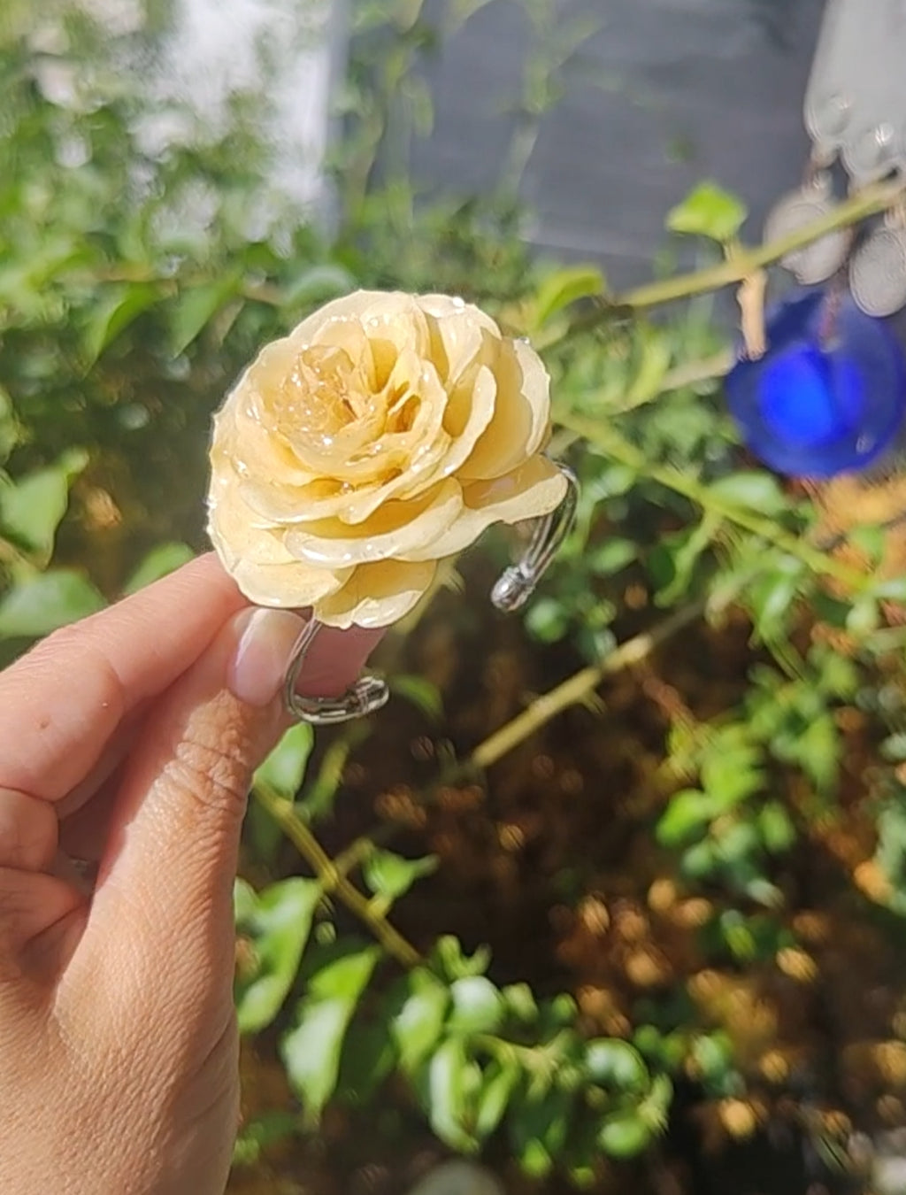 Pulsera con rosa blanca real resinada. Joya natural hecha a mano. Regalo romántico y único para ella. Pulsera de flor preservada