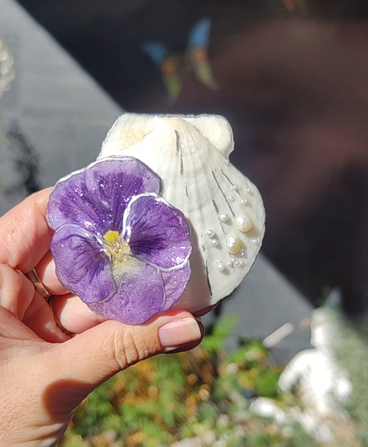 Clip de Pelo con Concha Natural y Flor Preservada de pensamiento resinado y Perlas de Río. Accesorio de Pelo Hecho a Mano