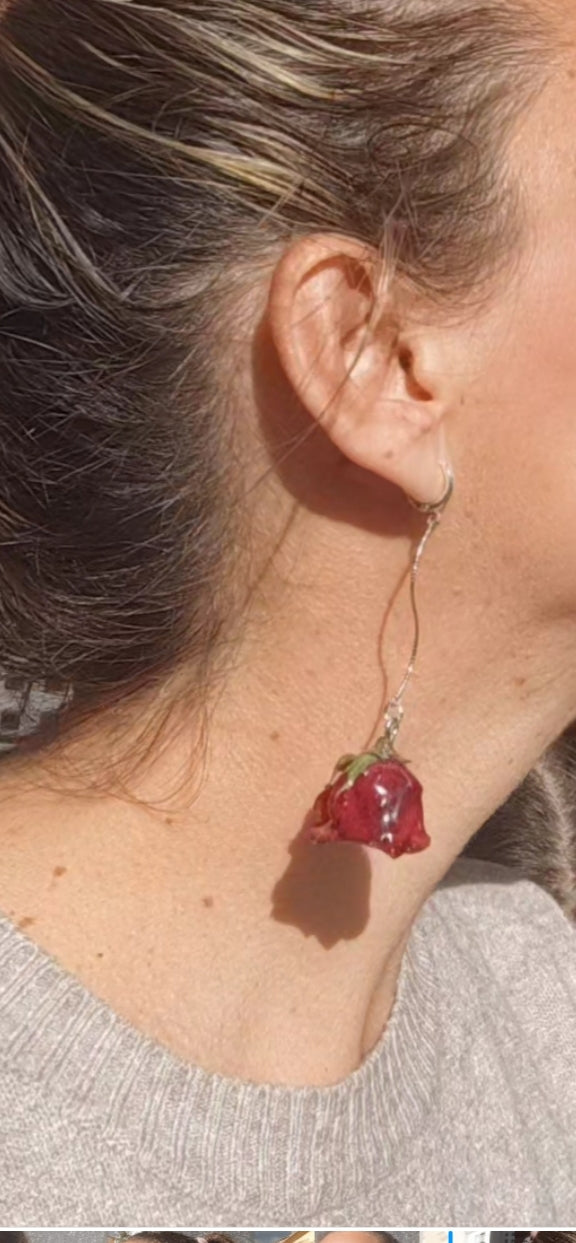 Pendientes artesanos de rosas reales resinadas