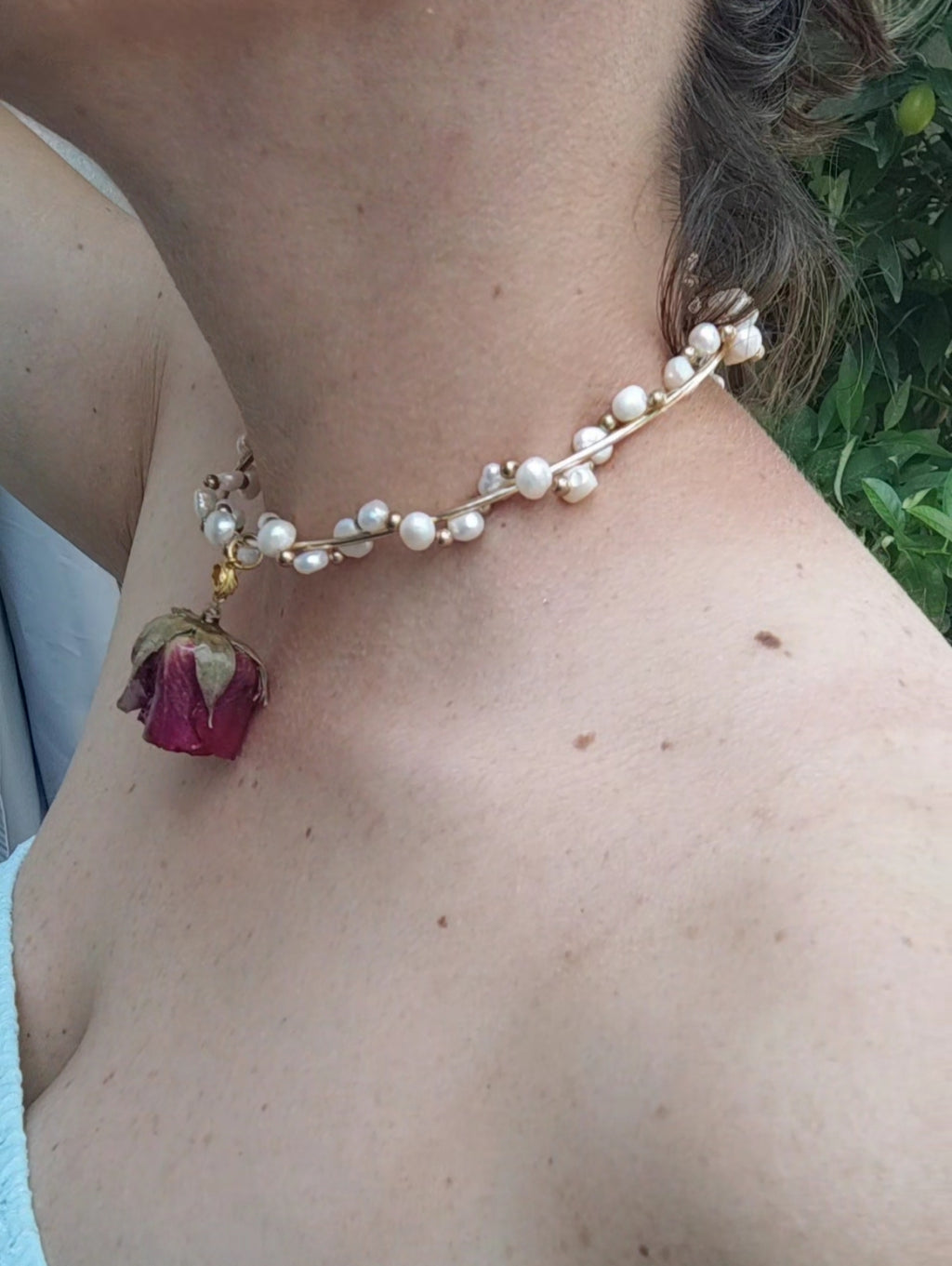 Collar Exclusivo de Perlas Naturales y Rosa Roja Preservada | Joyería Artesanal Única | eternalflowersbyMonicaDelgado