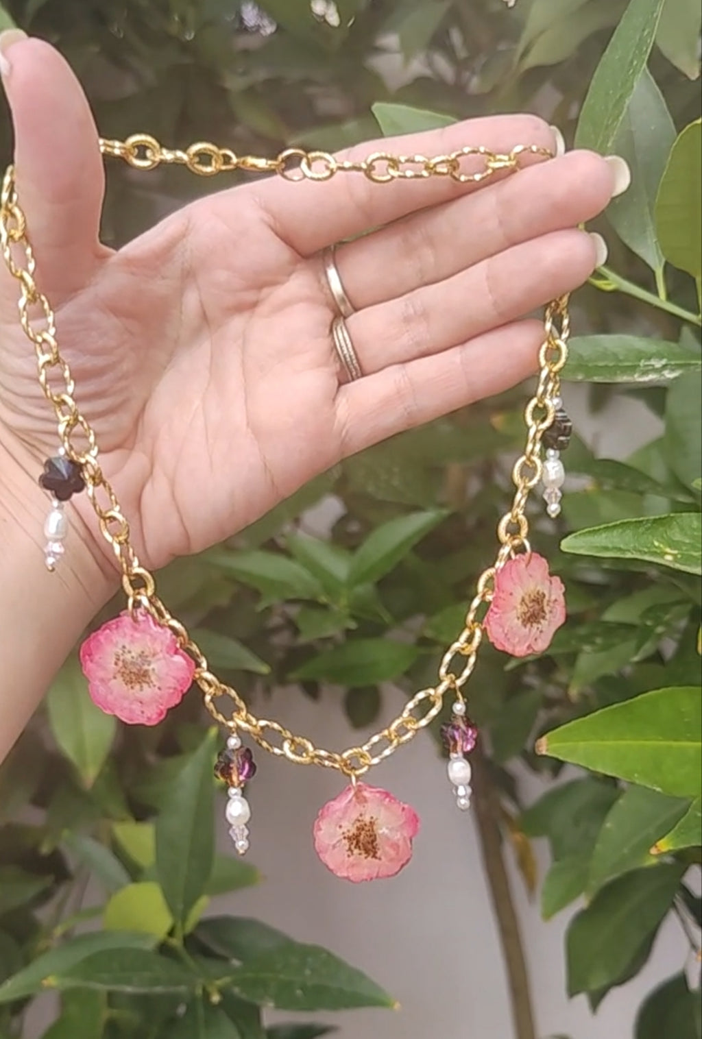 Collar de rosas reales, cristal facetado y perlas naturales