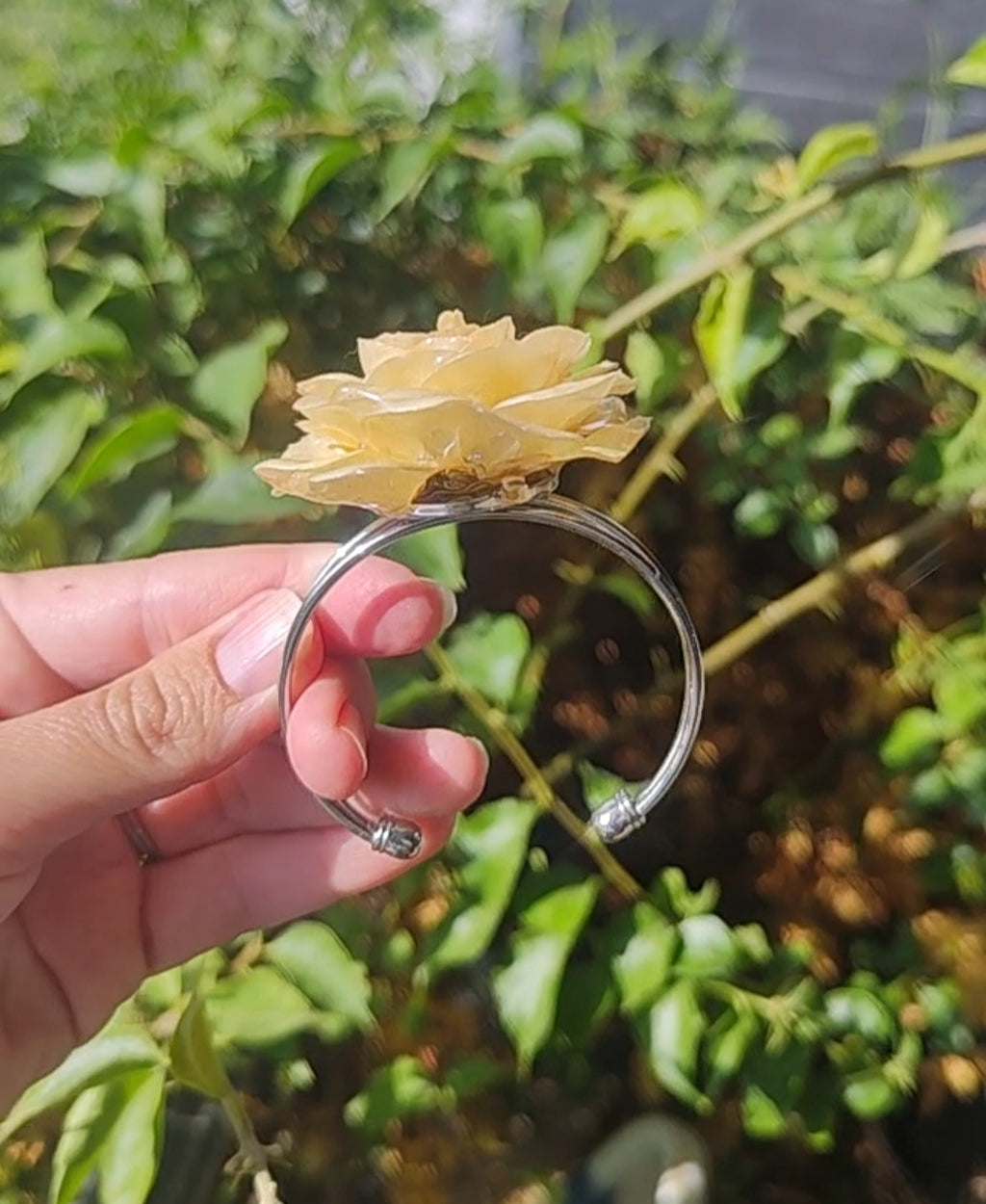 Pulsera con rosa blanca real resinada. Joya natural hecha a mano. Regalo romántico y único para ella. Pulsera de flor preservada