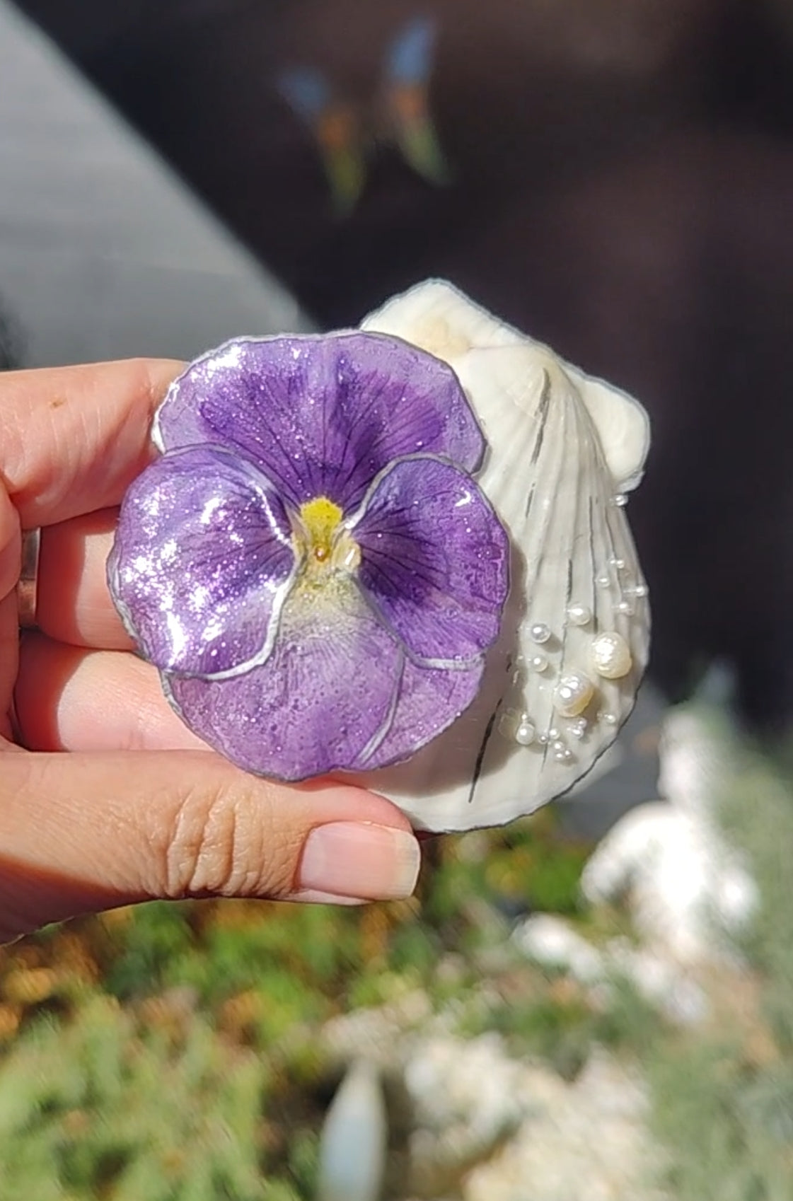 Clip de Pelo con Concha Natural y Flor Preservada de pensamiento resinado y Perlas de Río. Accesorio de Pelo Hecho a Mano