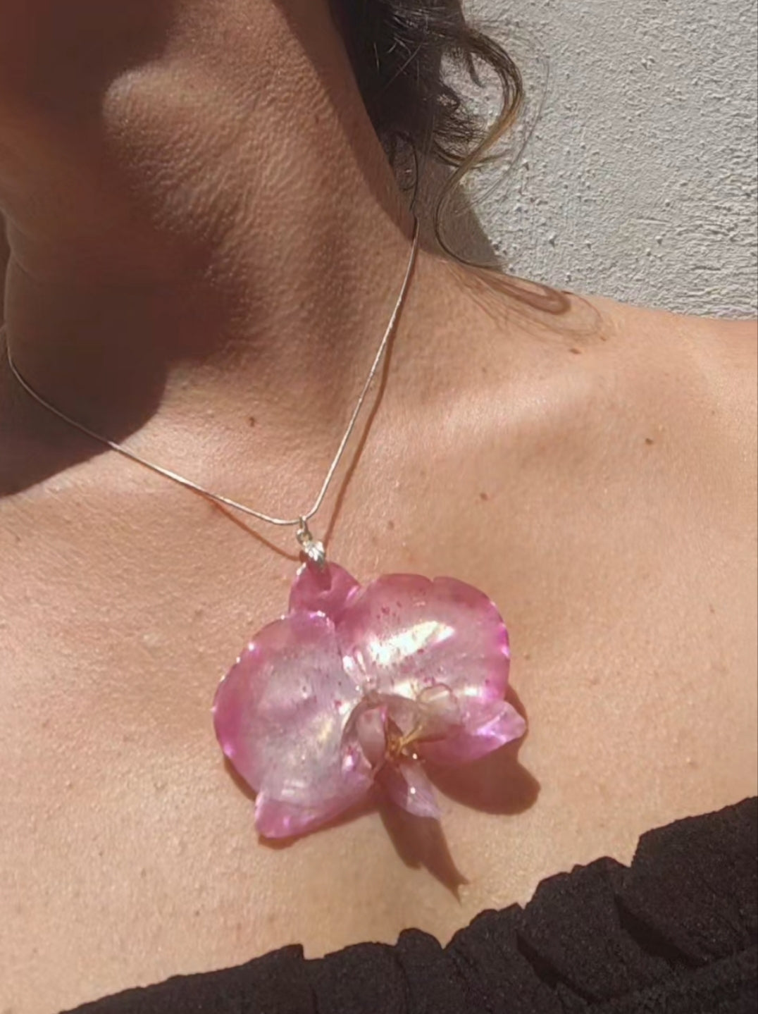 Collar con orquídea real resinada
