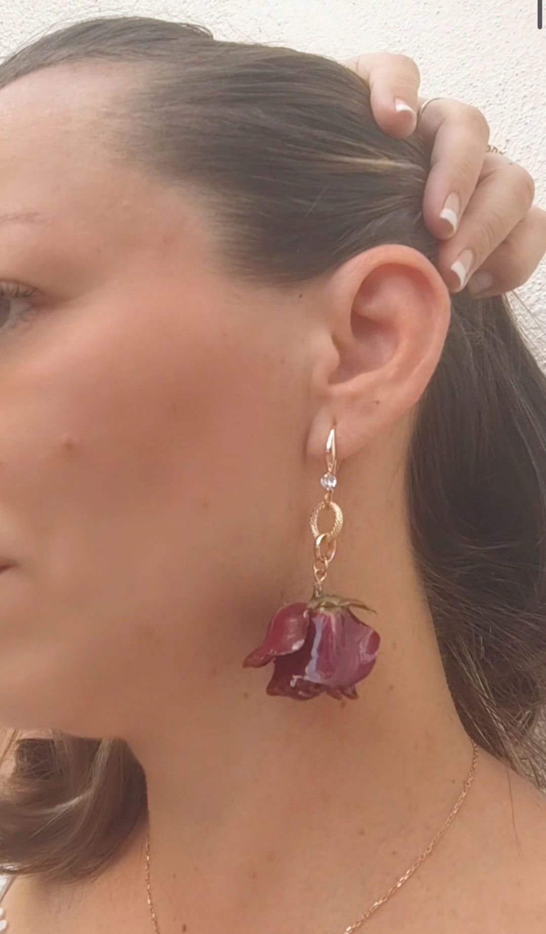 Pendientes de Rosa Real en Resina. En Oro 18 k con Circonita . Joya Artesanal Romántica Regalo Mujer. Pendientes rosas auténticas