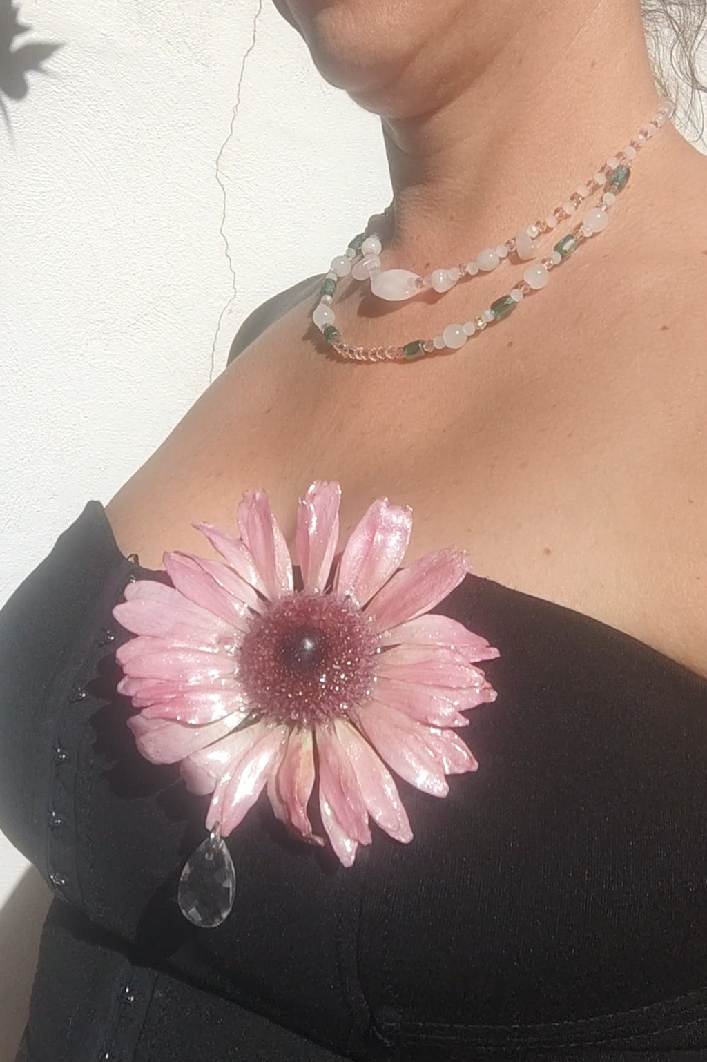 Collar Doble 2 en 1 con Flor Real de Gerbera Rosa Resinada, Cuarzo Rosa y Cristal Facetado. Collar Natural Desmontable con Alfiler. Joyería Hecha a Mano