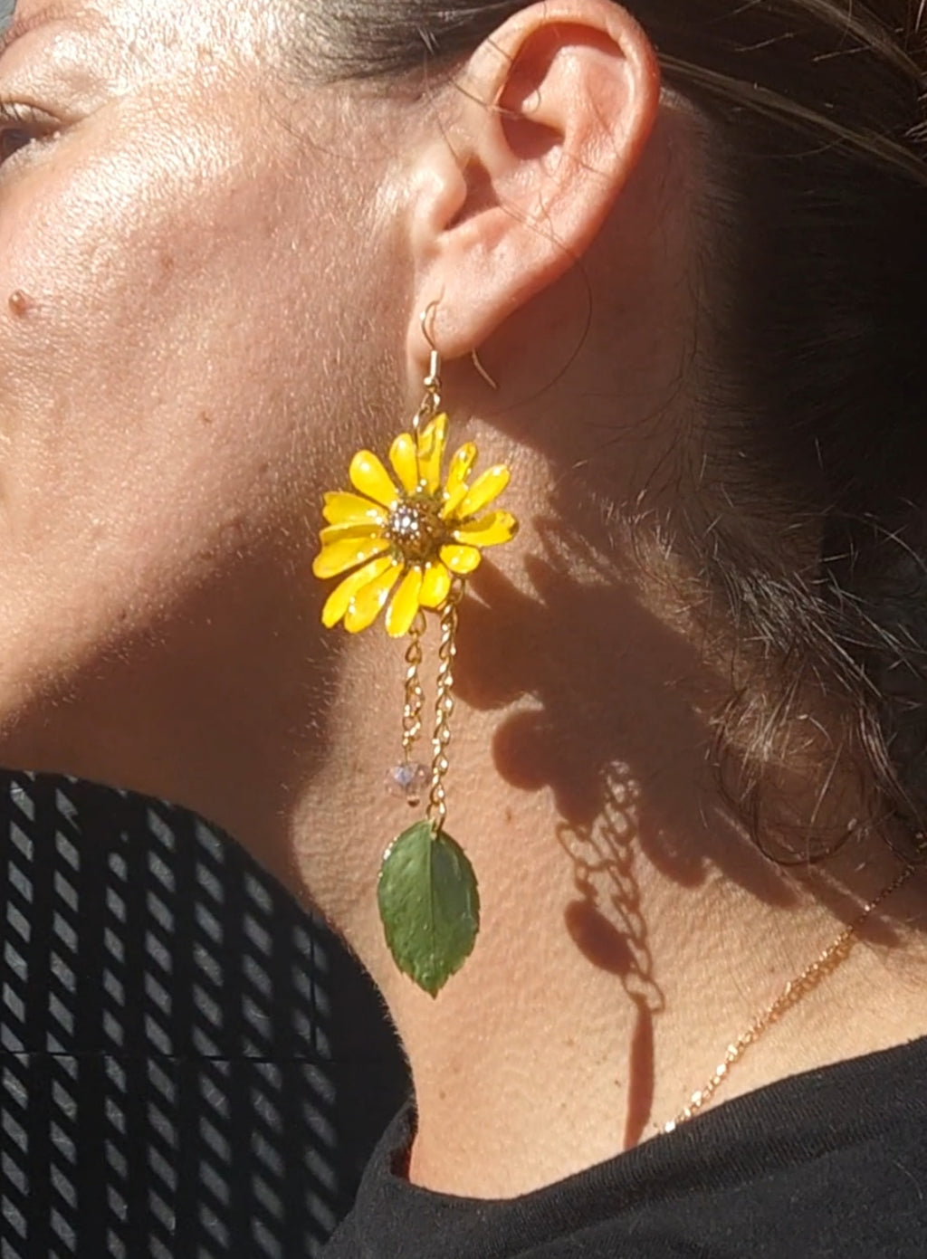 Pendientes de margaritas reales resinadas con hojas naturales y cristal facetado.  Pendientes de flores de acero inoxidable hechos a mano