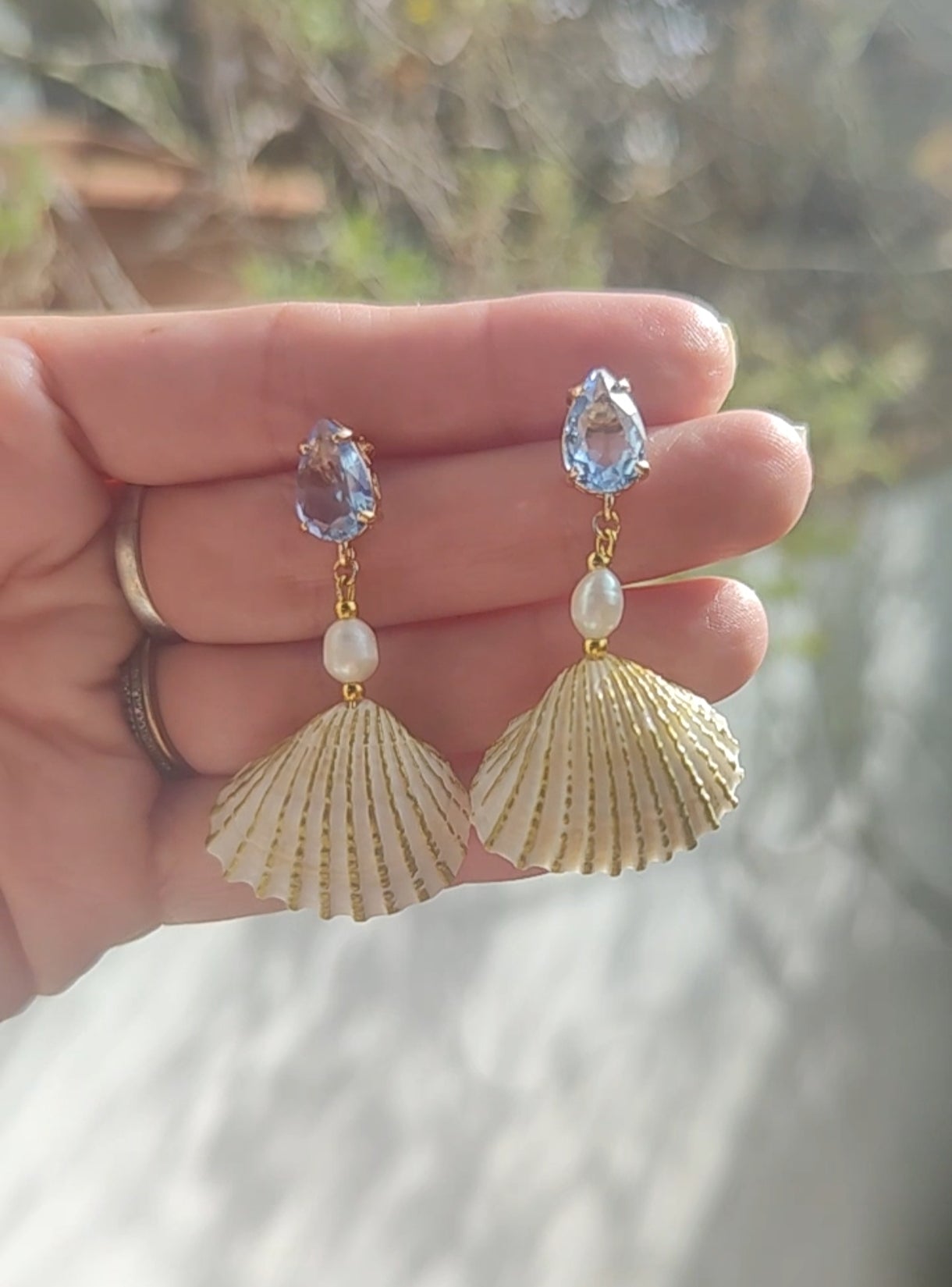 Pendientes artesanos con conchas y perlas naturales