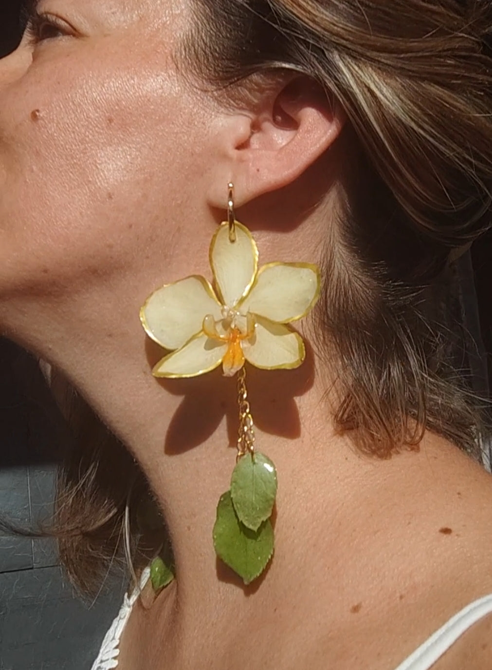 Pendientes artesanos con orquídeas amarillas y hojas auténticas resinadas. Joyería botanica para ella. Regalo original