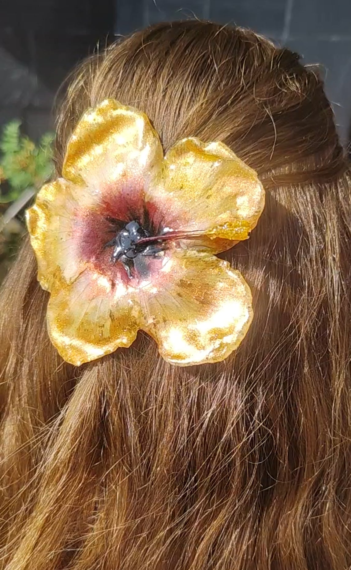 Horquilla de hibisco naranja real hecha a mano, preservada en resina. Accesorio floral boho para cabello, ideal para bodas, verano y estilo fairycore.
