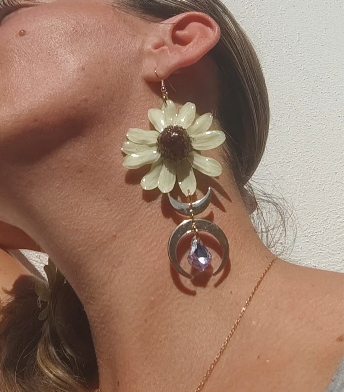 Pendientes con margaritas reales resinadas blancas y luna dorada. Joyas naturales hechas a mano. Pendientes únicos de resina y acero inoxidable