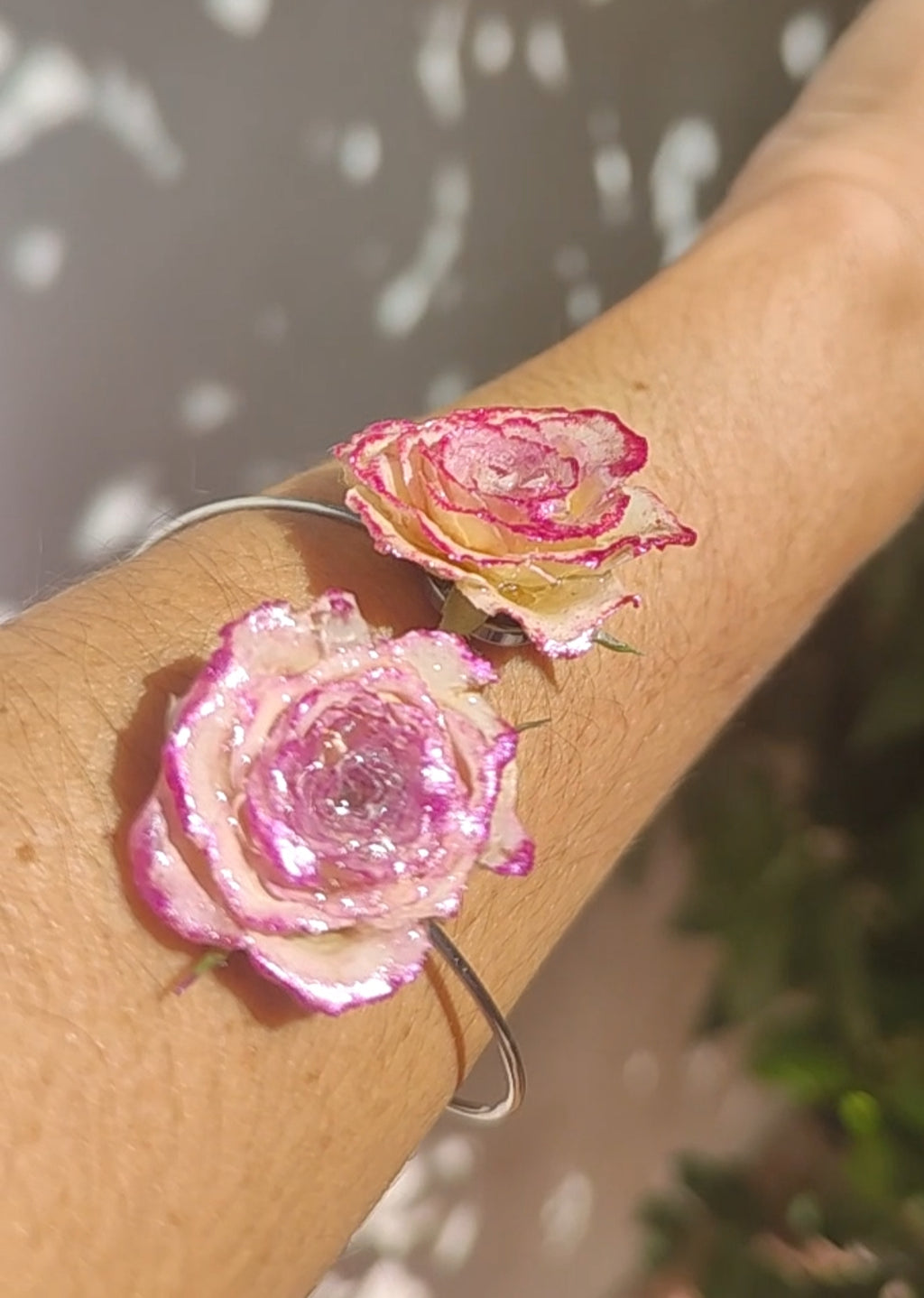 Pulsera de Rosas Reales. Brazalete de Acero Inoxidable con Rosas Preservadas en Resina, Joyería Artesanal, Regalo Romántico para Ella