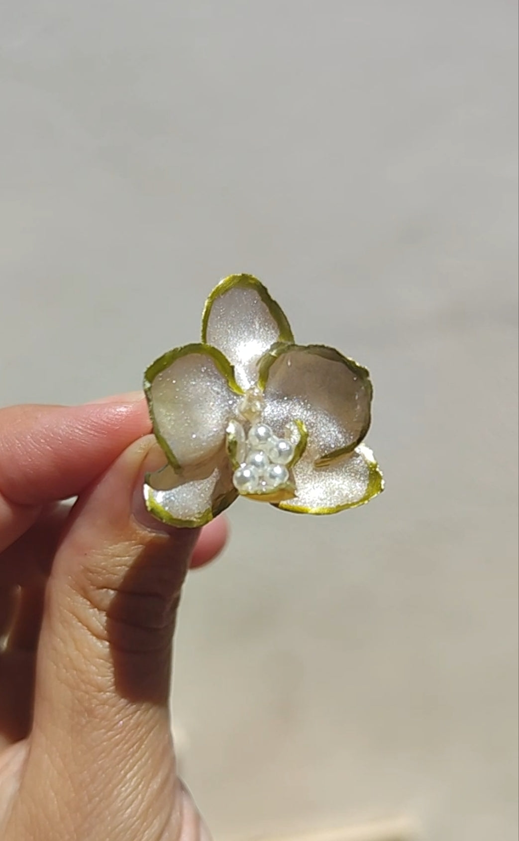 Anillo de mini orquídea real resinada