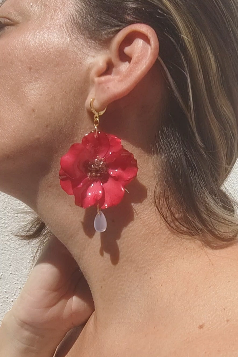 Pendientes artesanales rosas rojas resinadas con lágrimas de cristal y enganches de acero inoxidable