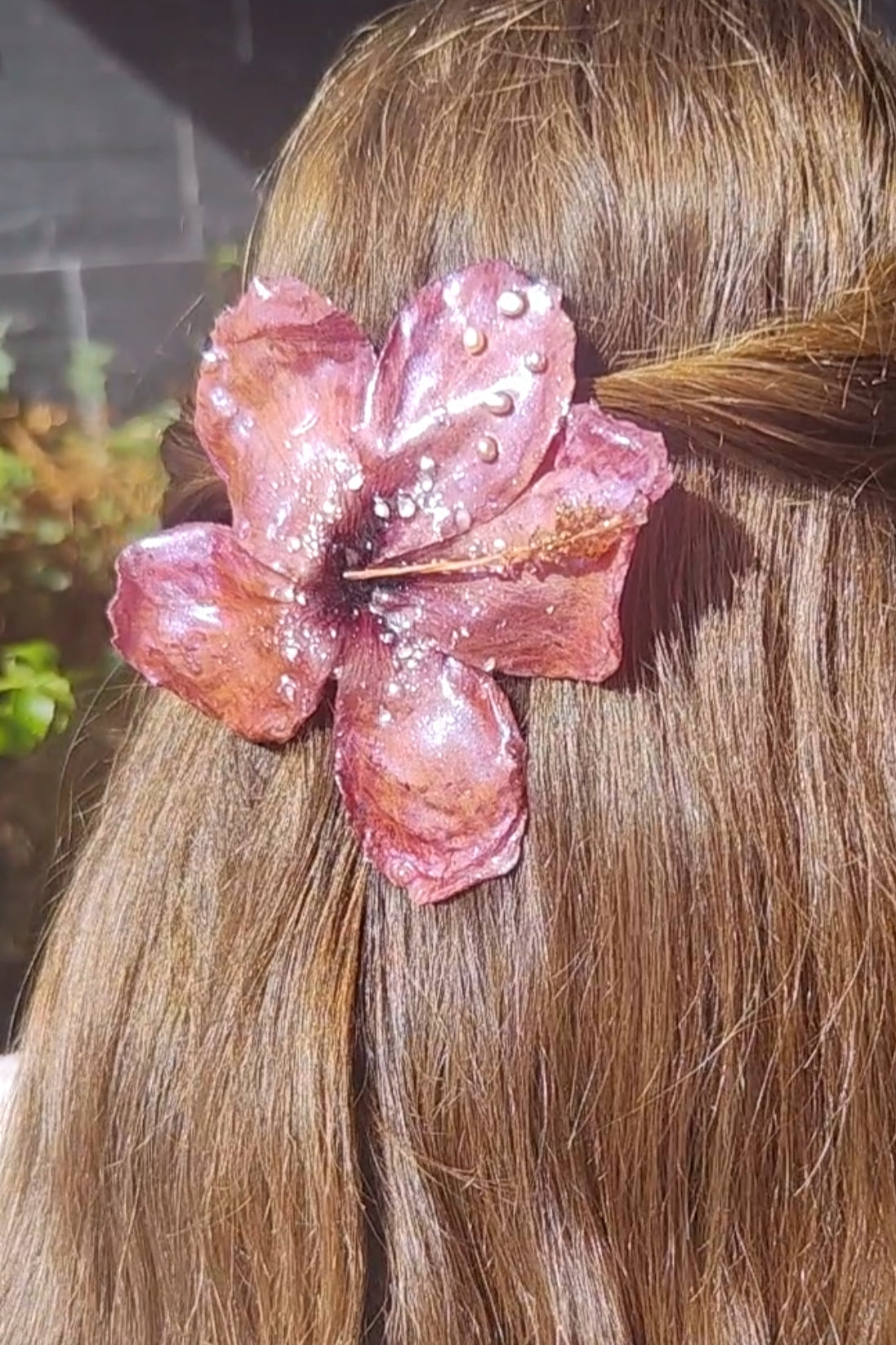 Pasador de Pelo con Flor Real, Hibisco Rojo y Perlas Naturales, Clip Artesanal de Resina, Accesorio Floral para el Cabello, Regalo Mujer