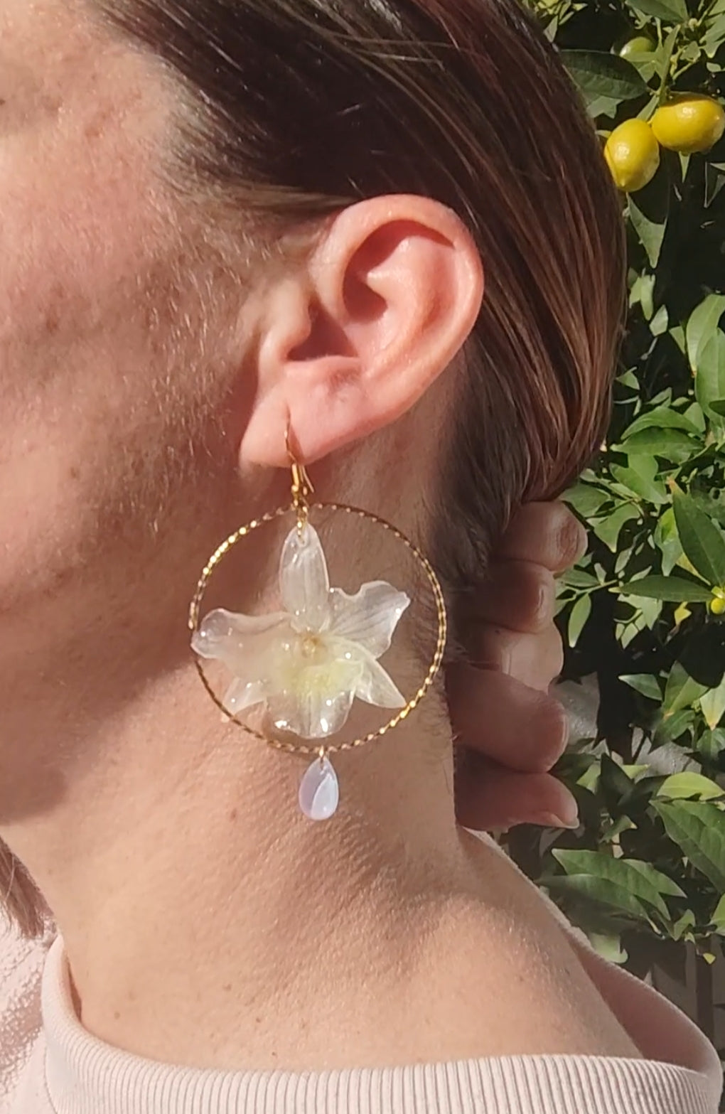 Pendientes con Mini Orquídeas Dendrobium Reales en Resina – Aro Dorado y Lágrimas de Cristal Iridiscente – Joyería Floral Hecha a Mano