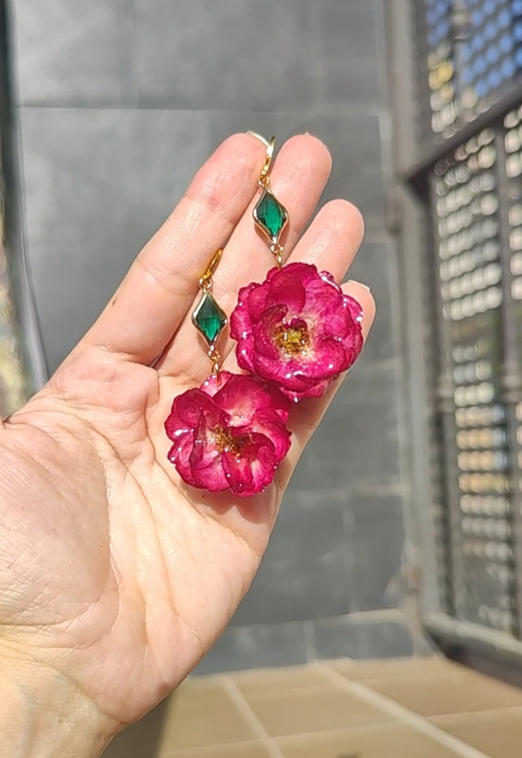 Pendientes de Rosa Real en Resina • Enganches de Acero Inoxidable Hipoalergénicos • Joyería Botánica Artesanal Única. Regalo rosa auténtica