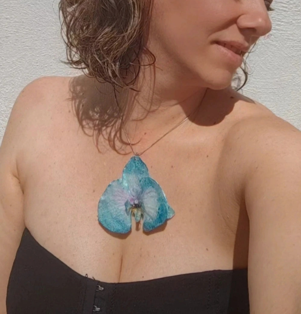 Collar con orquídea real resinada