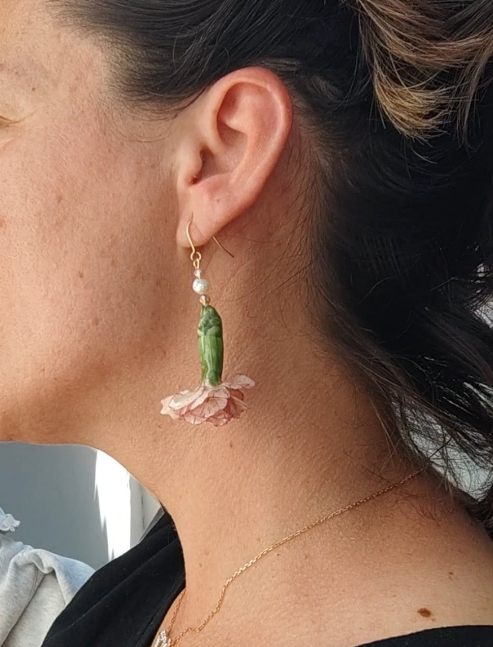 Pendientes artesanales con mini claveles naturales resinados, perlas naturales de río y acero inoxidable