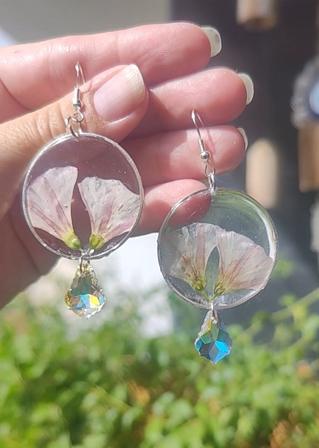 Pendientes con campanillas blancas salvajes en acero inoxidable y cristal facetado