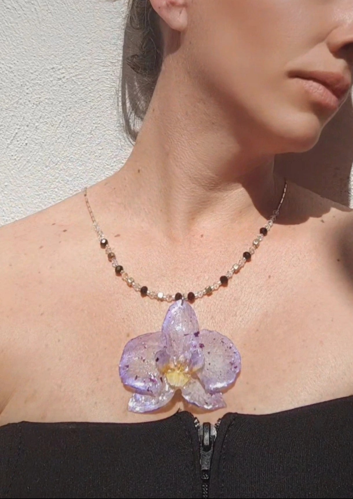 Collar de orquídea real resinada