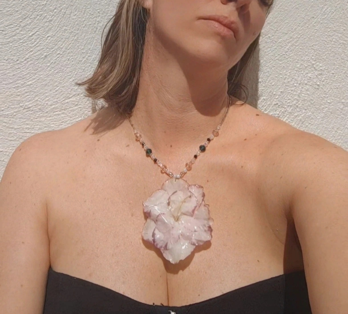 Collar de flor de azalea real resinada