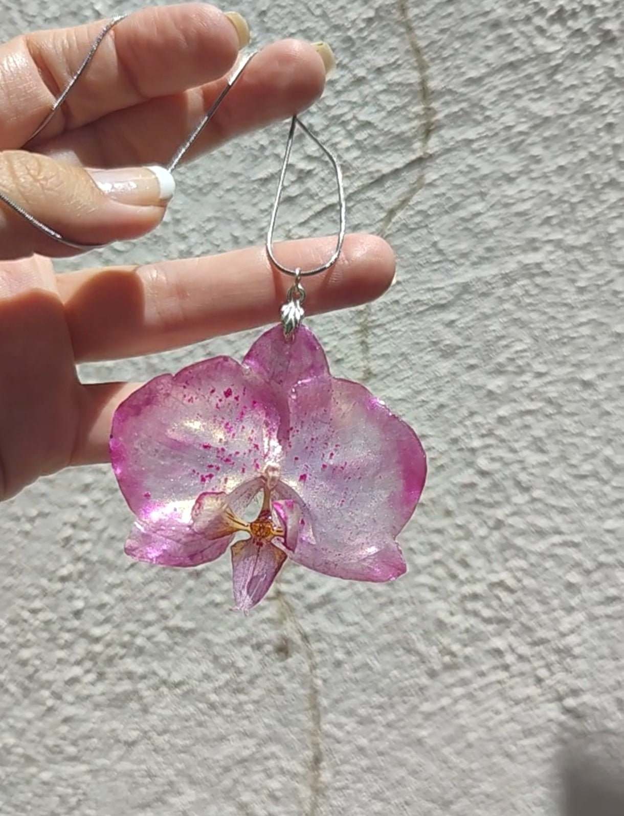 Collar con orquídea real resinada