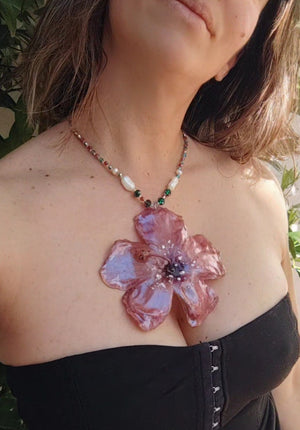 Collar Hibisco Rojo Hecho a Mano, Collar con Perlas Barrocas Naturales, Cristal Facetado y Nácar Iridiscente, Joyería Floral