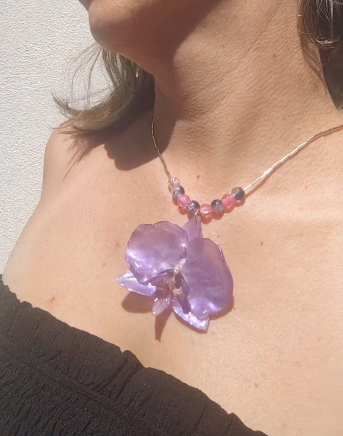 Collar con orquídea auténtica en resina
