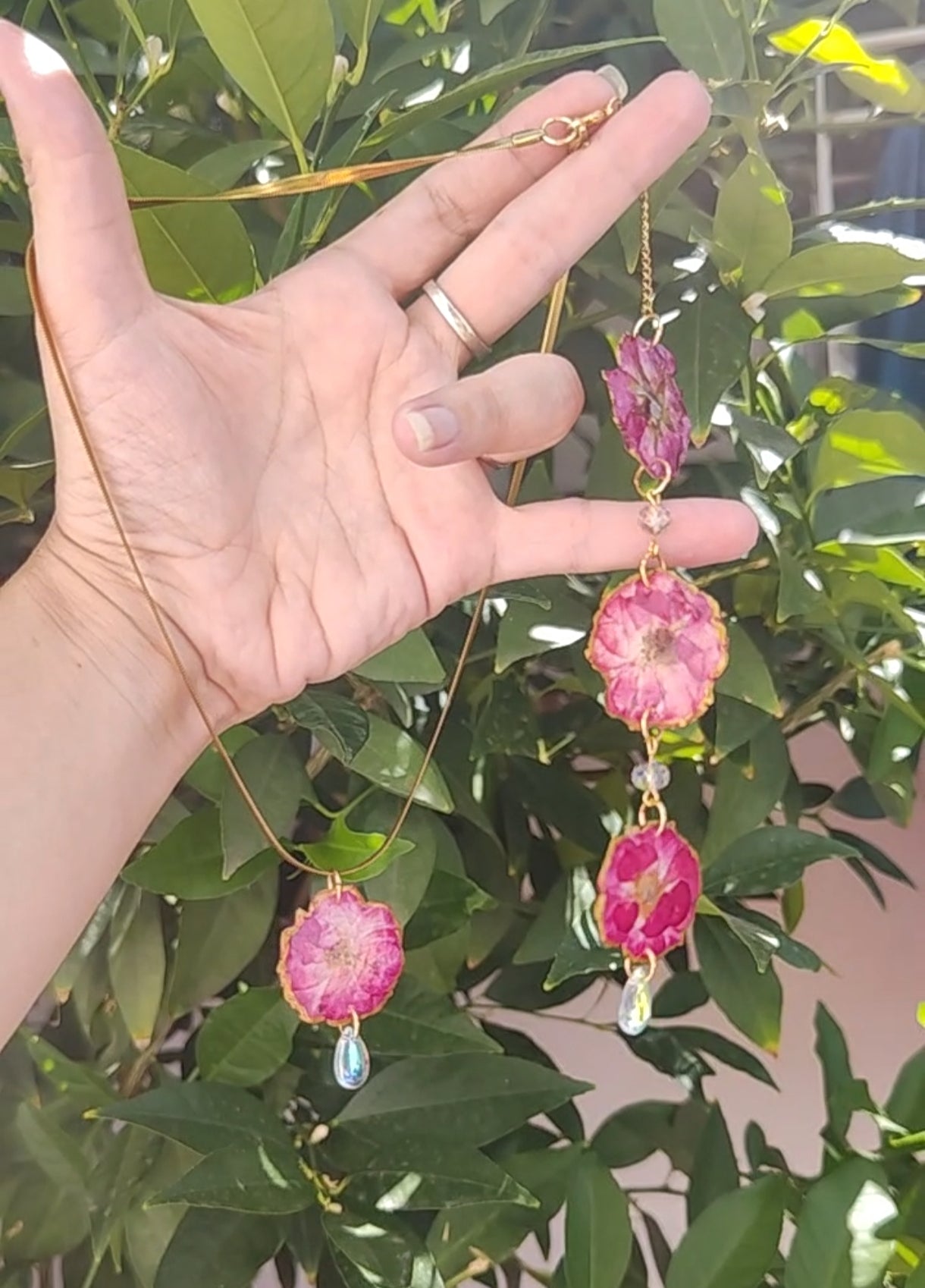 Conjunto de rosas reales resinadas, collar, anillo y pendientes