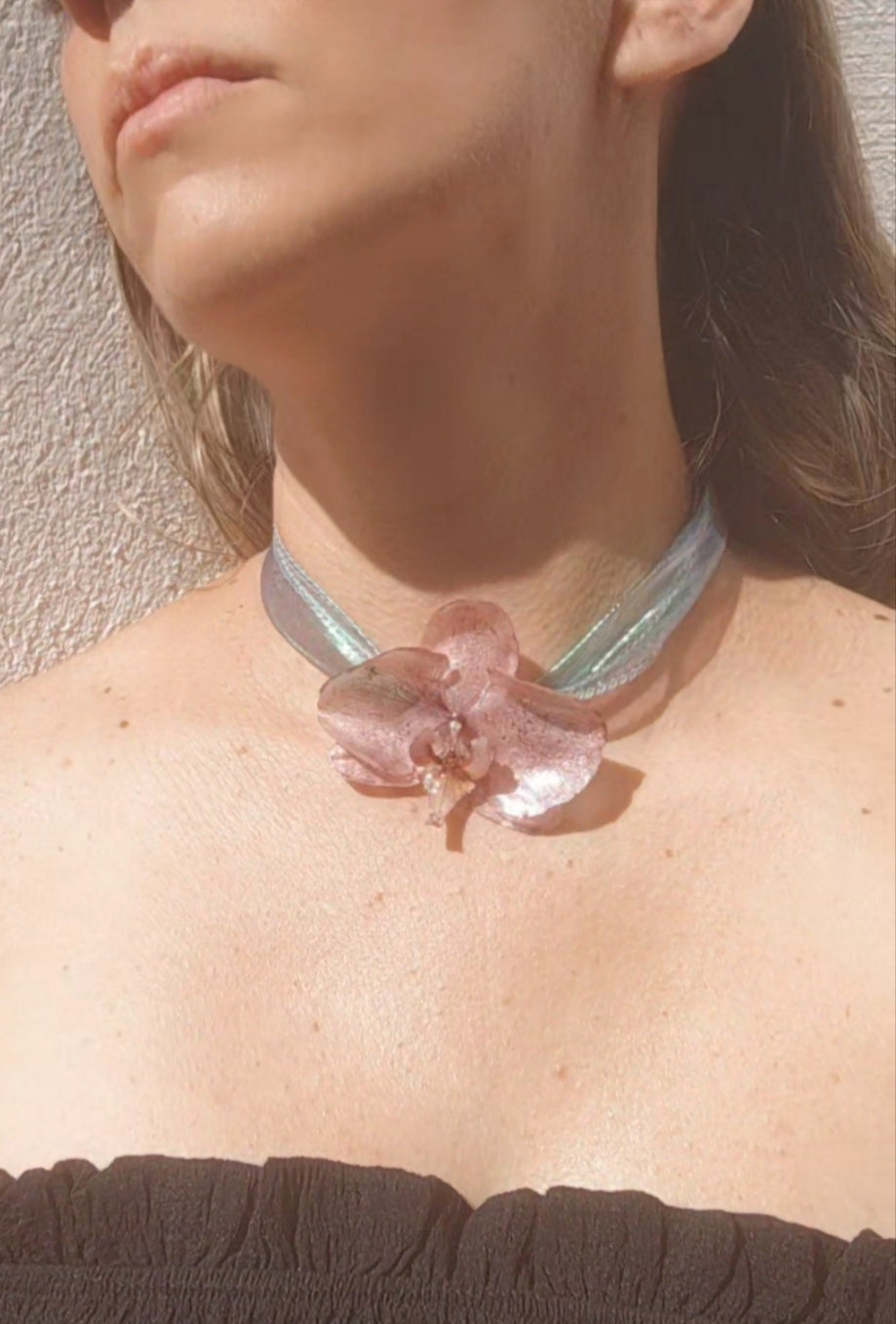 Collar de orquídea real resinada