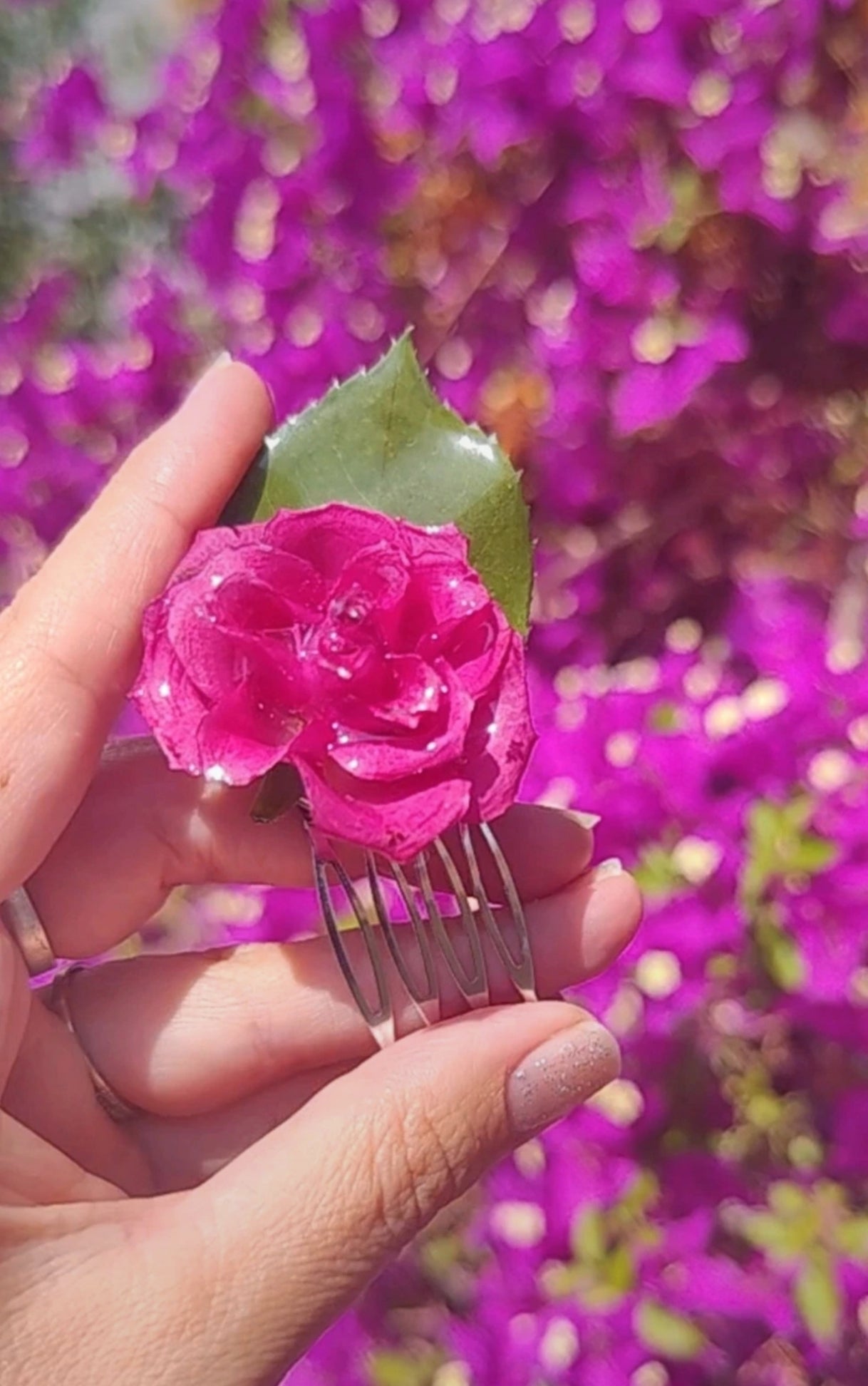 Pasador de pelo de rosa y hoja resinada