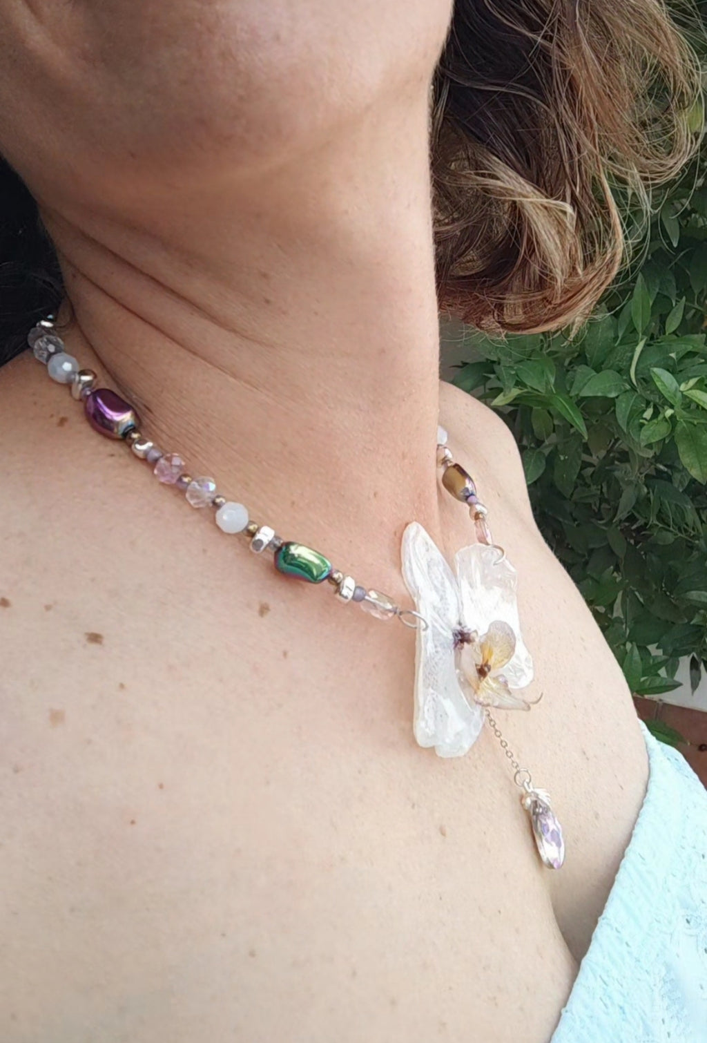 Collar Orquídea Blanca Hecho a Mano – Phalaenopsis con Nácar Iridiscente y Cristal Facetado, Joyería Floral Elegante, Regalo Único