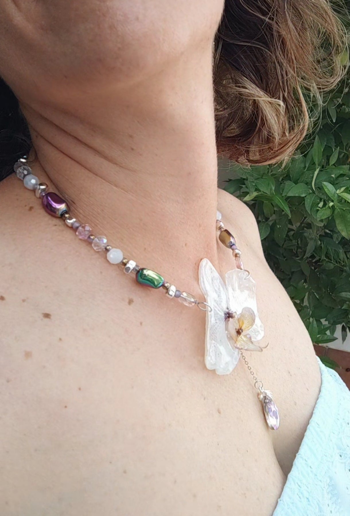 Collar Orquídea Blanca Hecho a Mano – Phalaenopsis con Nácar Iridiscente y Cristal Facetado, Joyería Floral Elegante, Regalo Único