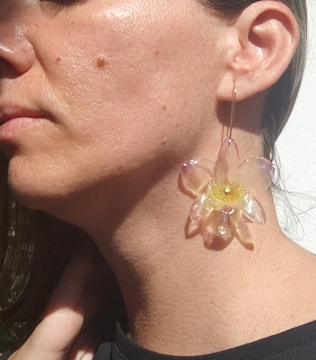 Pendientes orquídea dendrobium semitransparente lila y amarilla. Flores naturales. Pendientes orquídea real