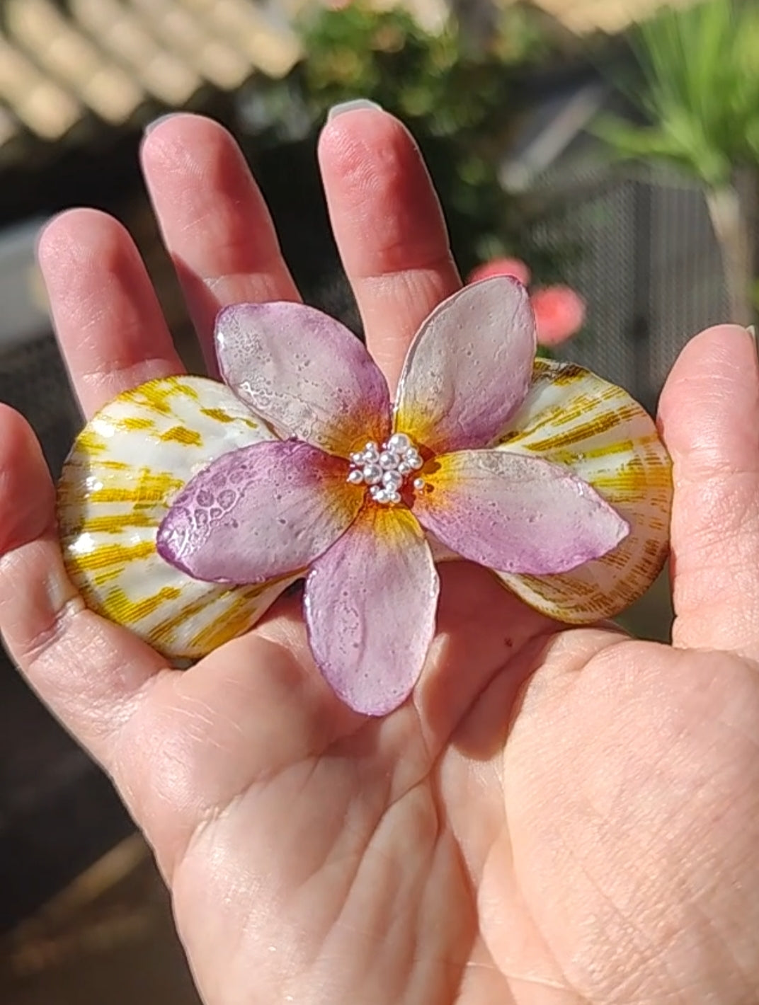 Clip de Pelo Artesanal con Flor de Plumeria y Conchas Naturales. Accesorio Tropical, Boda en la Playa, Estilo Boho Verano
