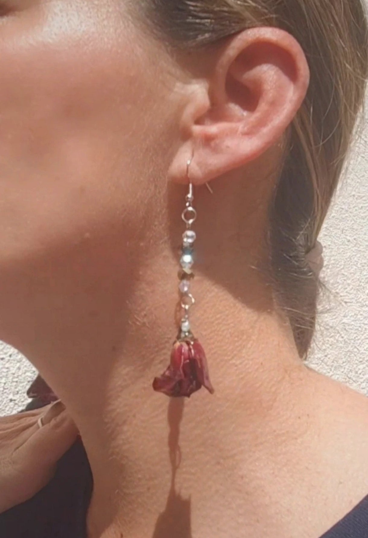 Pendientes artesanales con cristal facetado y rosas naturales. Joyería botanica única y elegante