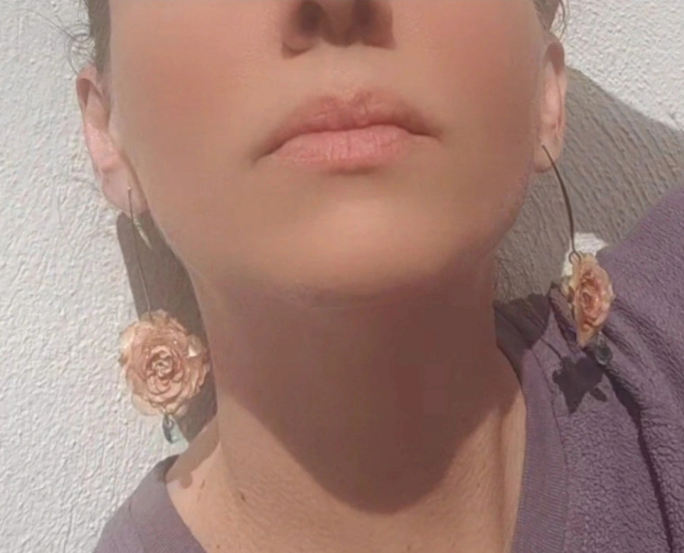 Pendientes de mini rosas reales resinadas